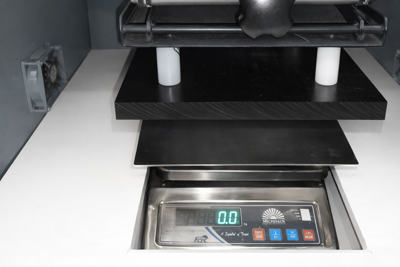 Electrohydrodynamic drying chamber for sliced fruit and vegetable drying studies